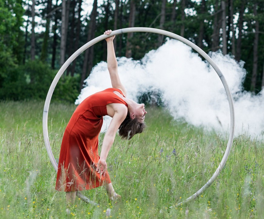 Roue de Cyr avec Lucie Lastella, image : Le Dit de l'Eau