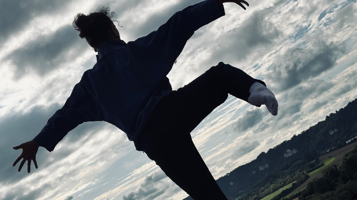 Performance musicale avec lumières bleues et oranges